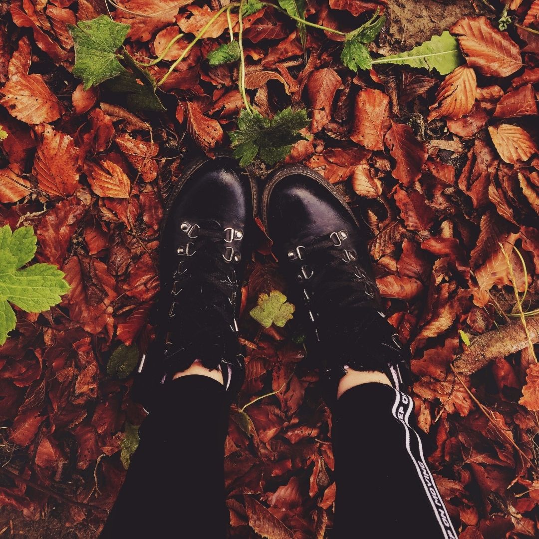 Stylizacja paznokci jesienią i zimą - dlaczego warto zrezygnować z pedicure hybrydowego i żelowego  jesienią i zimą?